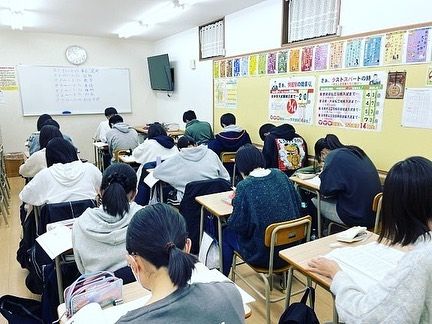 ～入試そっくり体験～

本日，中3・小6受験生の「入試そっくり体験」を実施しました。

各自の志望校の過去の入試問題を，本番さながらにきっちりと時間をはかってやっていく，というものです。

実際にやってみると，「時間が足りない！」となる人が結構いました。

時計をちょくちょく見ながら，できる問題，できない問題を取捨選択し，時間内にできる限り多くの問題を解けるようにしなければなりません。「時間の使い方」も合否に大きく関わってきます。

普段から，時間をはかって，時間を気にしながら，問題を解いていくようにしましょう。

全ての教科の問題をやった後，すぐに答え合わせ，自己採点をしました。そして，合計点が「合格最低点」を上回ったか否かを確認しました。上回ったなら，この調子で頑張っていこう！ということになります。

下回ったなら，あと何点足りなかったから，この問題とあの問題を正解させれば，合格点に届く。ということを考えなければいけません。 

その後，「分析」として，各教科，どんな問題が出ていたのかを表にまとめてもらいました。
今回は，今日やった１年分のみの分析ですが，この分析を３年分，５年分と，やっていけばやっていくほど，その学校の出題傾向がよくわかります。
「どの単元の問題が出やすいか」だけでなく，「どの形式で出題されているのか」（選択問題なのか，記述問題なのか，説明や理由などを文で答える問題なのか，など）まで分析しておくと，類似問題をさがすときに，ピンポイントで問題を選ぶことができます。

「彼を知り己を知れば百戦殆うからず」とあるように，相手（＝受験校の入試問題）をよく知り，自分をよく知ることが，入試においても重要となってきます。

高校入試まではあと１か月半ほど，中学入試まではあと20日ほどと，残された時間はわずかです。
そのわずかな時間をムダにすることなく，精一杯頑張っていきましょう。
#木津川市
#塾
#州見台
#梅美台
#城山台
#加茂町
#テスト対策
#自己最高点
#早朝特訓
#高校部
#中学受験
#高校受験
#大学受験
#ウィンゲート
#育志館
#志光学院
#木津南中学
#木津中学
#泉川中学
#州見台小学校
#梅美台小学校
#城山台小学校
#勝つ
#育志館に行こう
#地域内成績アップナンバーワン